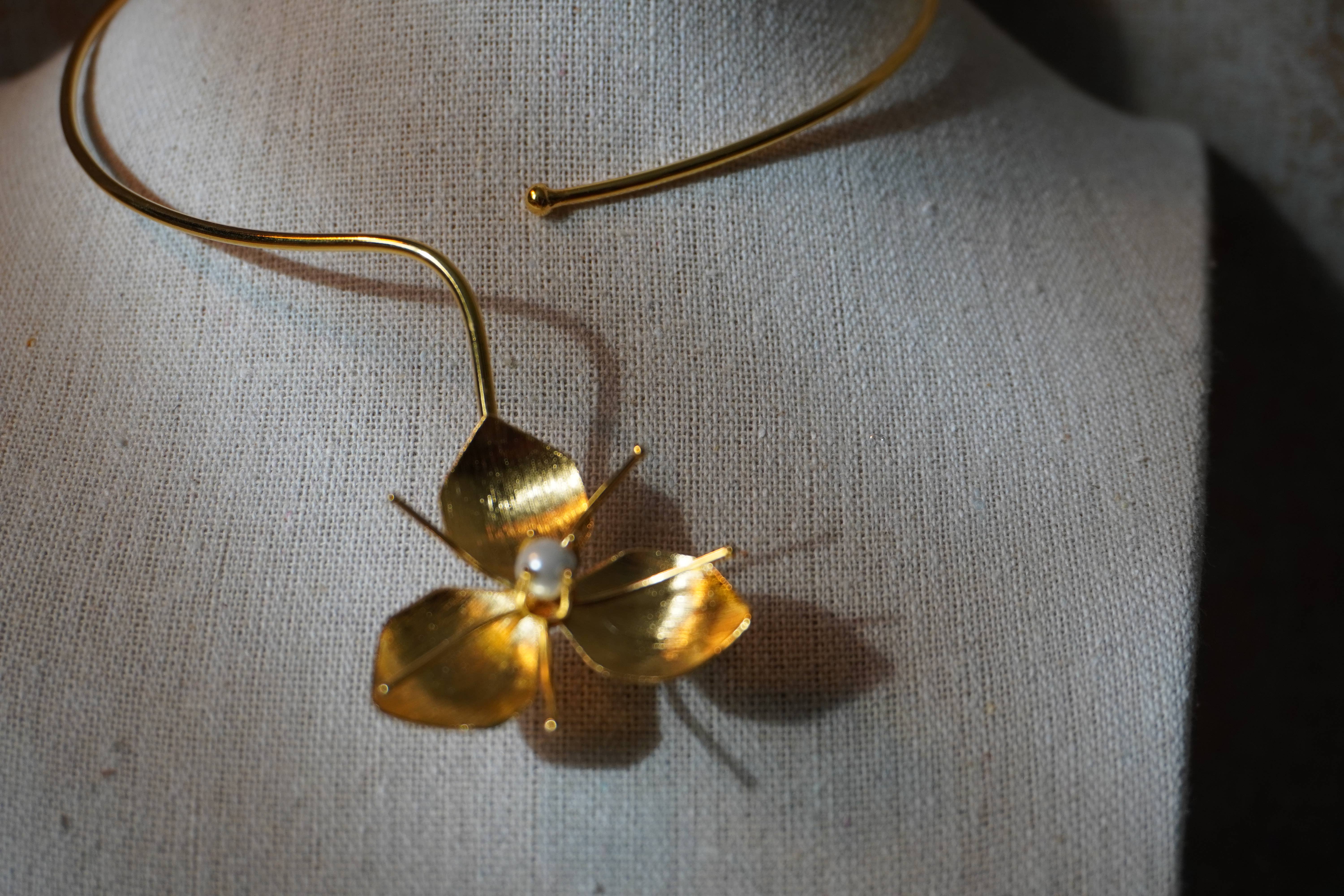 Heliconia Boutique – Großhandel Kette mit Anhänger/Charm – Perlenblumen-Halskette – Blüte & Perle, Zartes Geschenk4