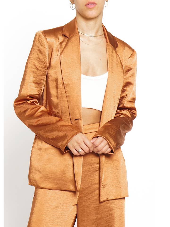 BLAZER À BOUTONNAGE SIMPLE EN SATIN pour la vente par Sans Souci
