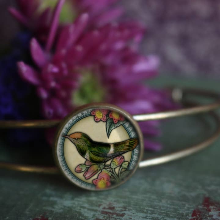 Cabochon-Manschettenarmband aus Glas im Vintage-Stil von Kolibri für den Großhandel von The Divine Iguana