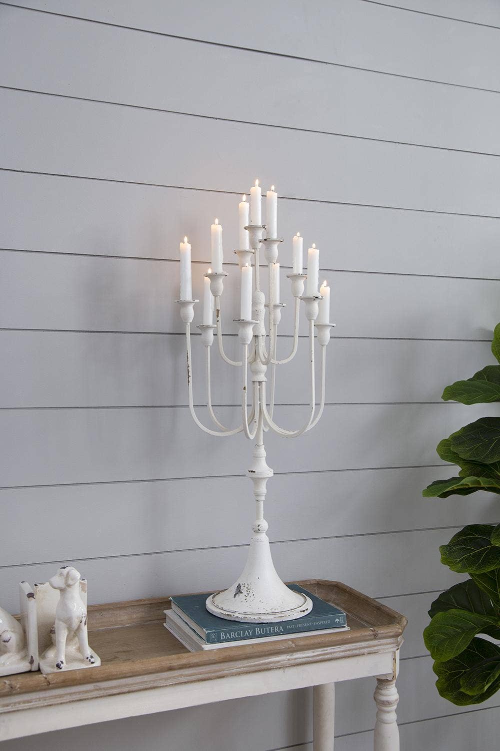 A&B Home Group Inc. – Großhandel Kerzenhalter – 13x10,5x30" Weißer Eisen 11-flammiger Kandelaber - Weiß14