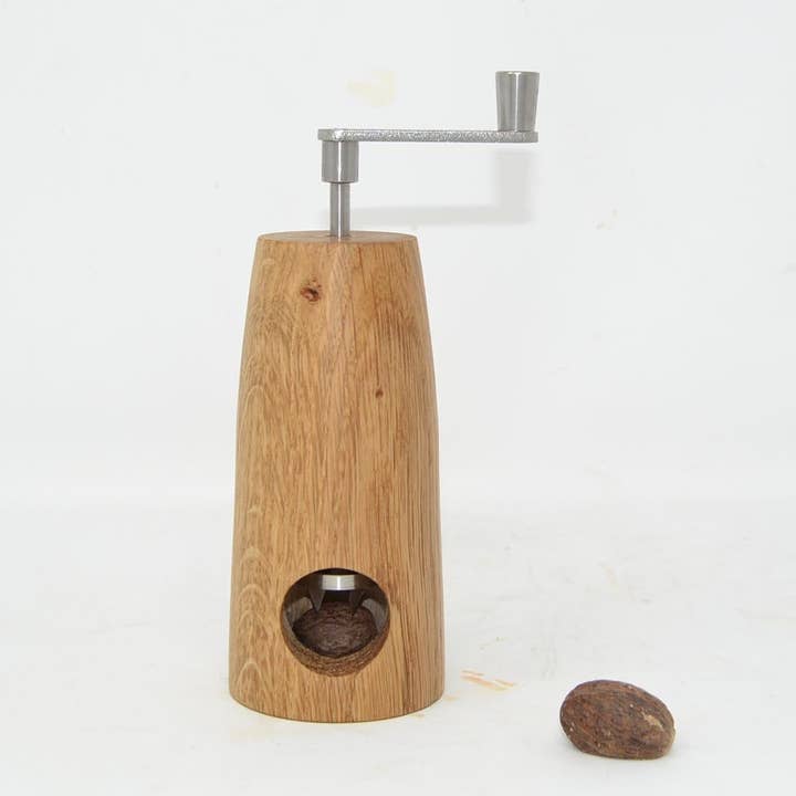 Muskatmølle i egetræ med håndlavet krydderimølle med krumtap for engroshandel hos Huizbirn