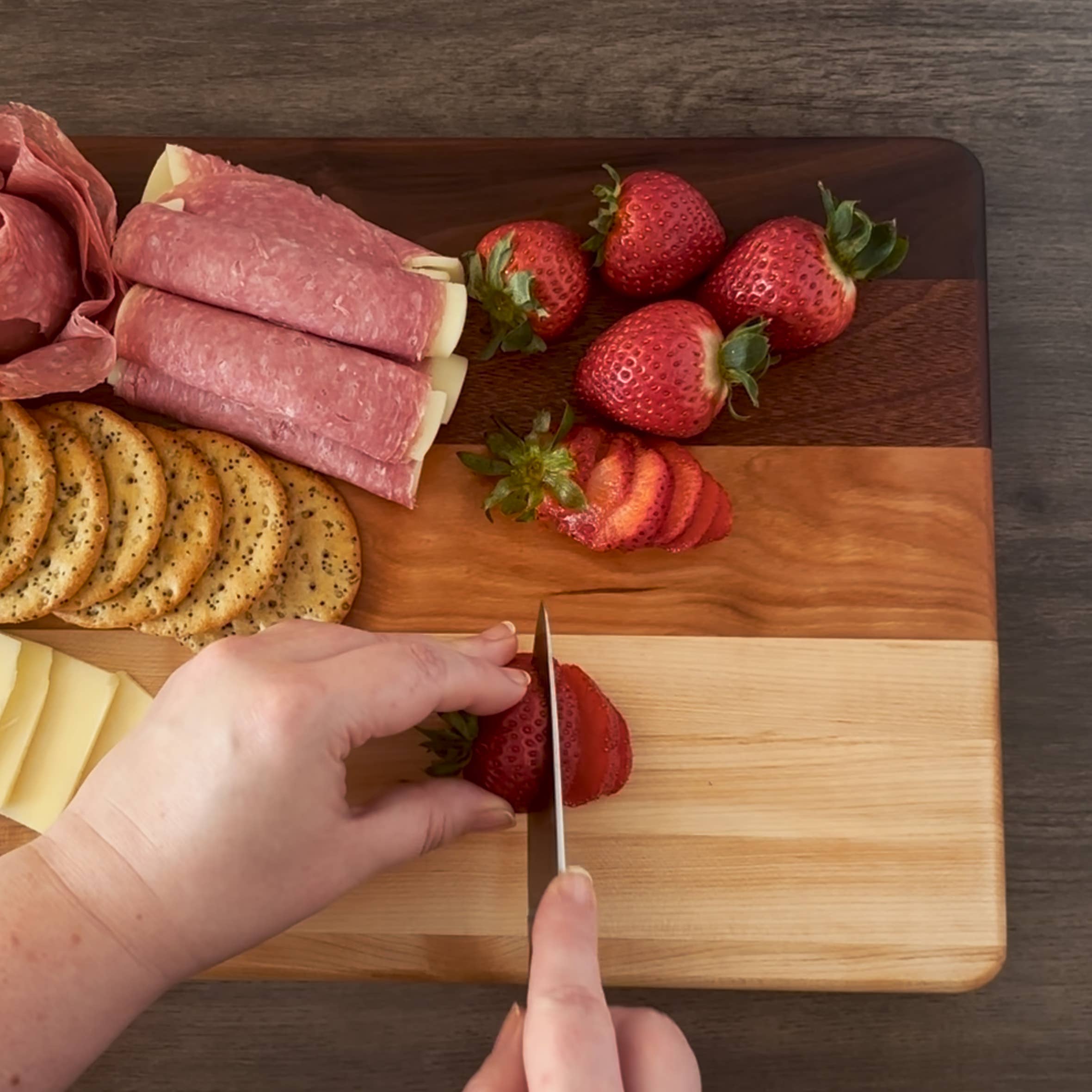 Holzer Handcrafted ® - Vente Planche à découper - Planche à découper artisanale 16" x 10" x 0,8" | Bois dur érable, cerisier, sapele, noyer | Holzer Handcrafted5