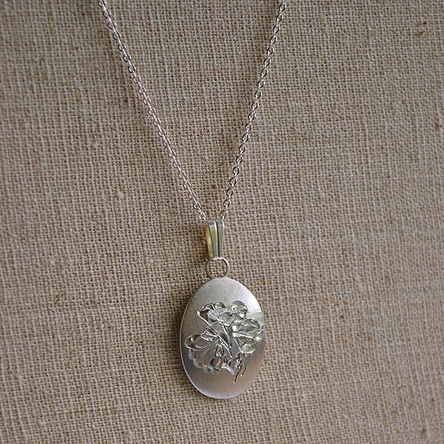 Pendentif ovale en étain en forme de fleur du mois d'août pour la vente par Nobska Craftsmen