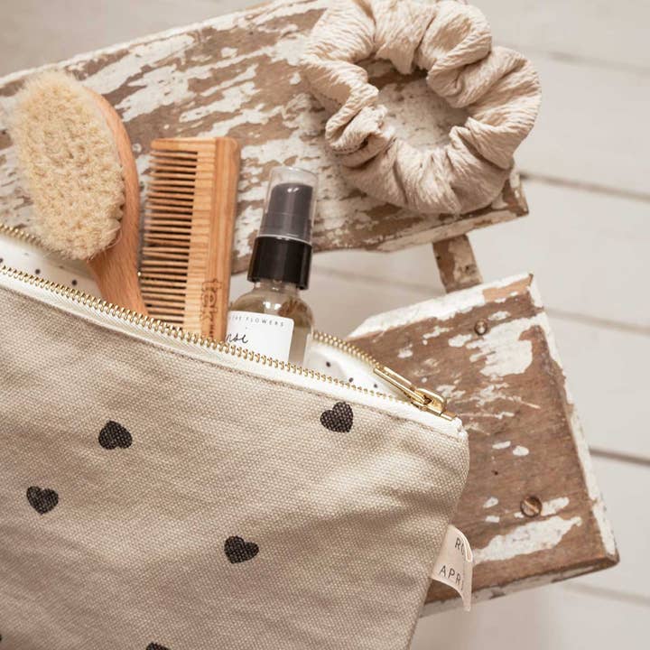 LILI FLAT POUCH HEART SAND for wholesale on Faire4