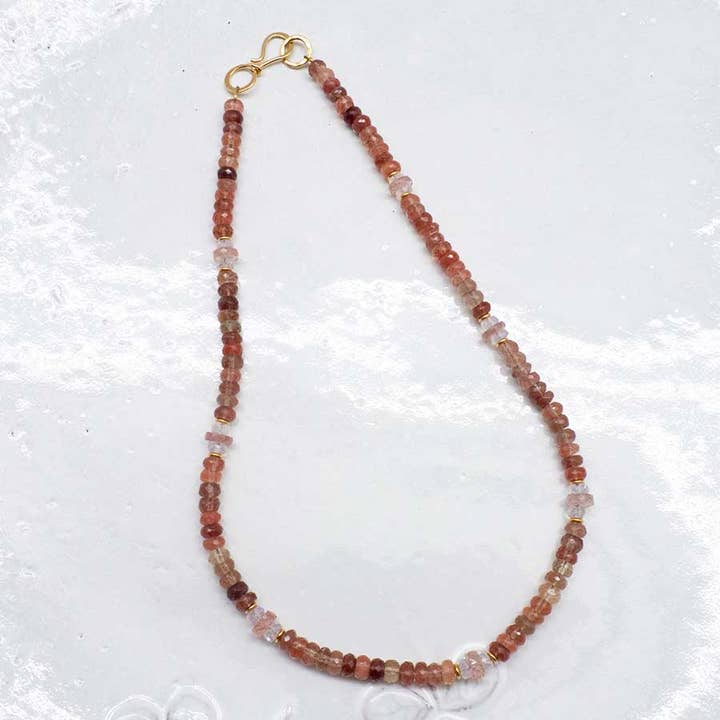 Halskette mit Hummerlabradorit, Andesin und Quarz für den Großhandel von by Johanne