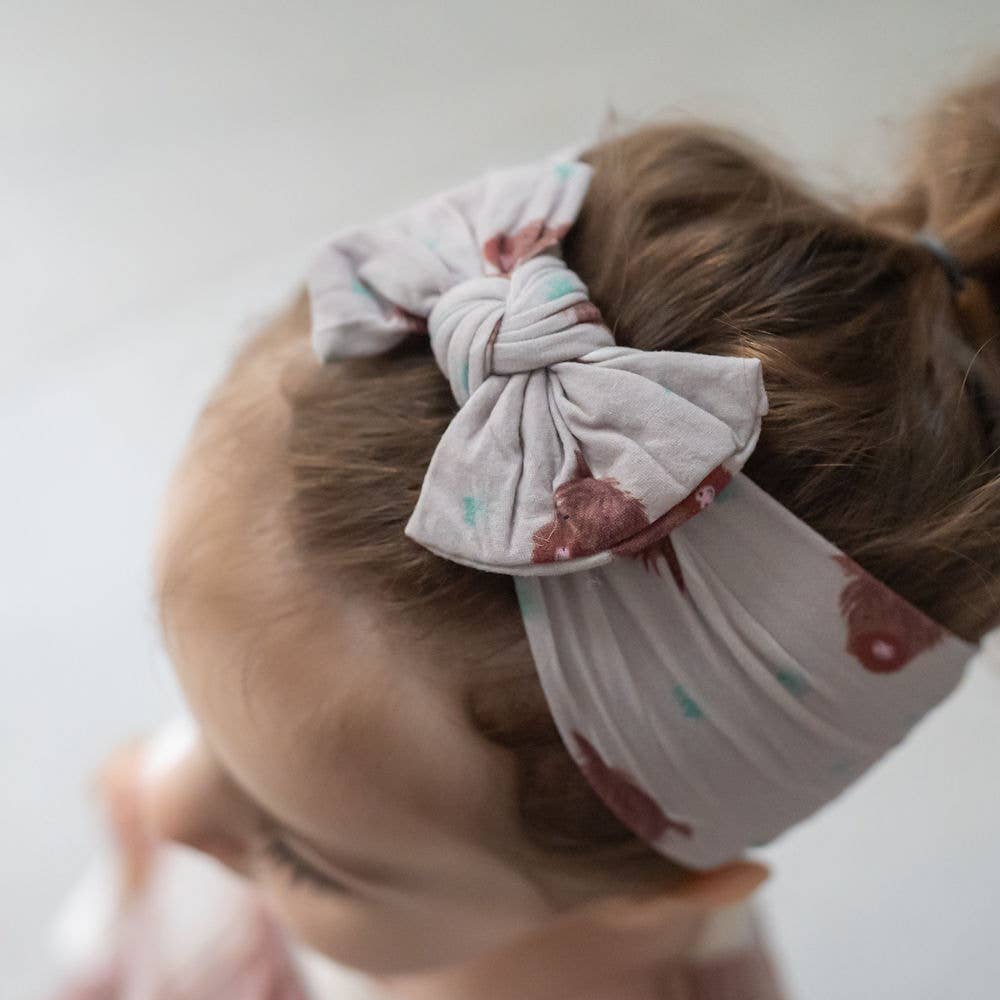 Beige Cinta turbante con lazo de vaca Highland de venta al por mayor en Faire2