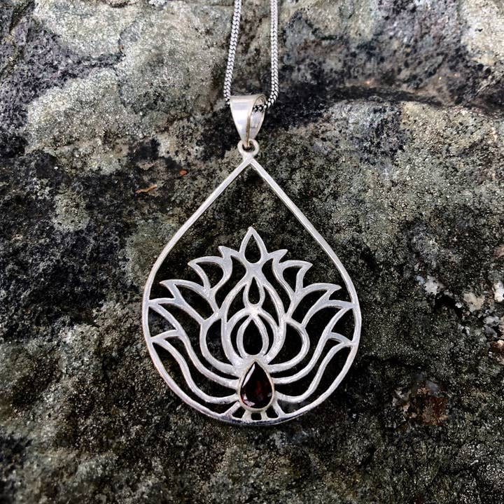 Silberne Lotus-Halskette mit Granatkristall / Lotus-Anhänger für den Großhandel von JAYA MOKSHA