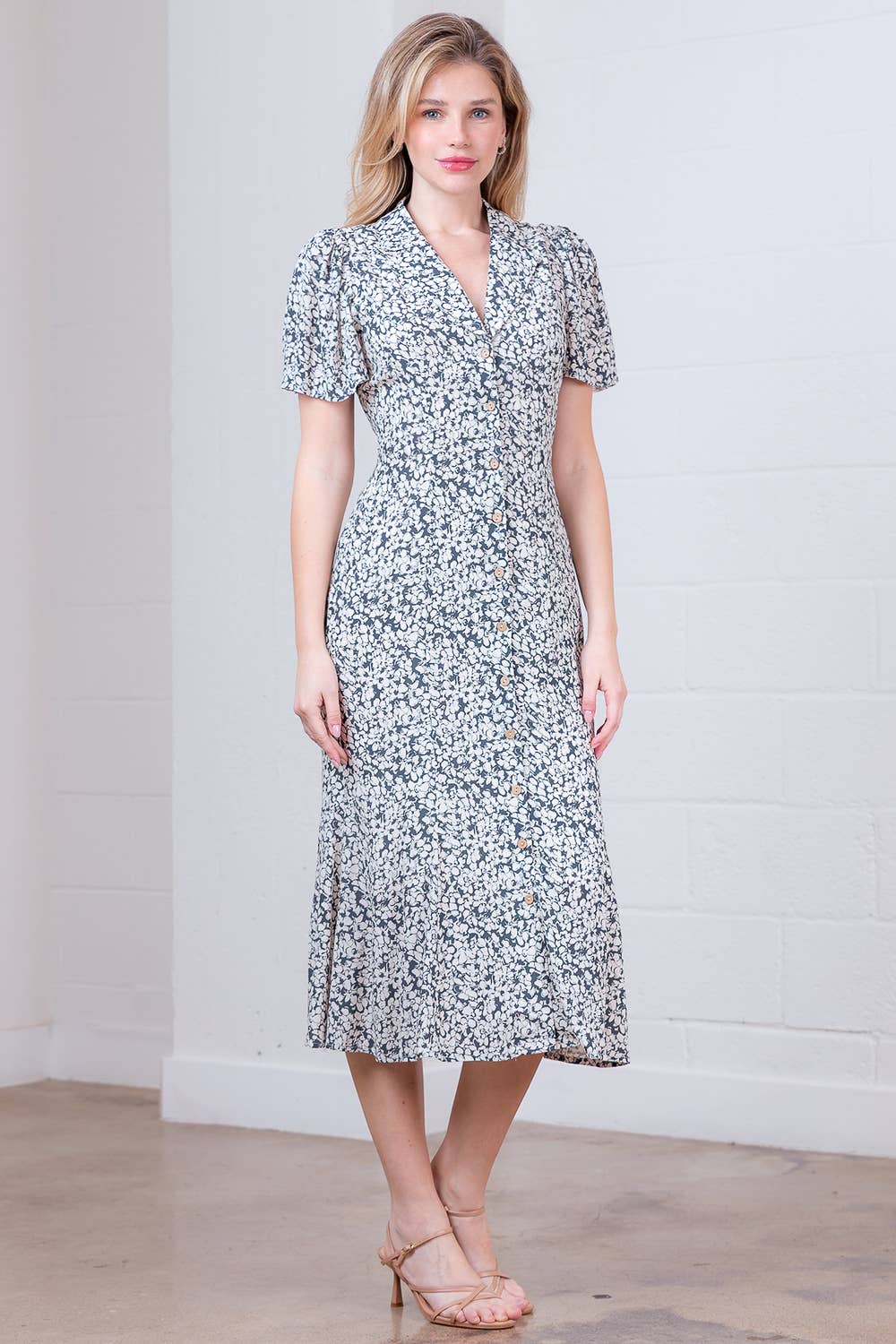 BLAU MULTI SD84336T-KURZÄRMLIGES HEMDKLEID MIT KRAGEN UND KNOPFLEISTE IN MIDI-LÄNGE für den Großhandel auf Faire2