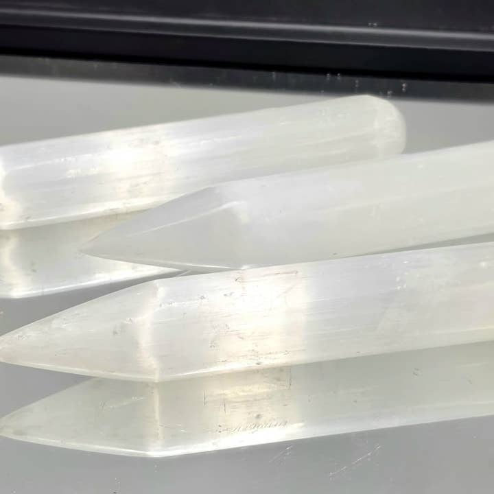 Selenitkrystalstave spidse for engroshandel hos Distinction Crystals