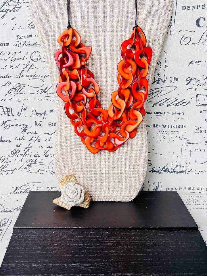 Collier plastron orange Collier en noix de tagua Collier réglable Gros colliers audacieux et imposants Mode automnale Art portable Style plage Tenue de croisière pour la vente par Galapagos Tagua