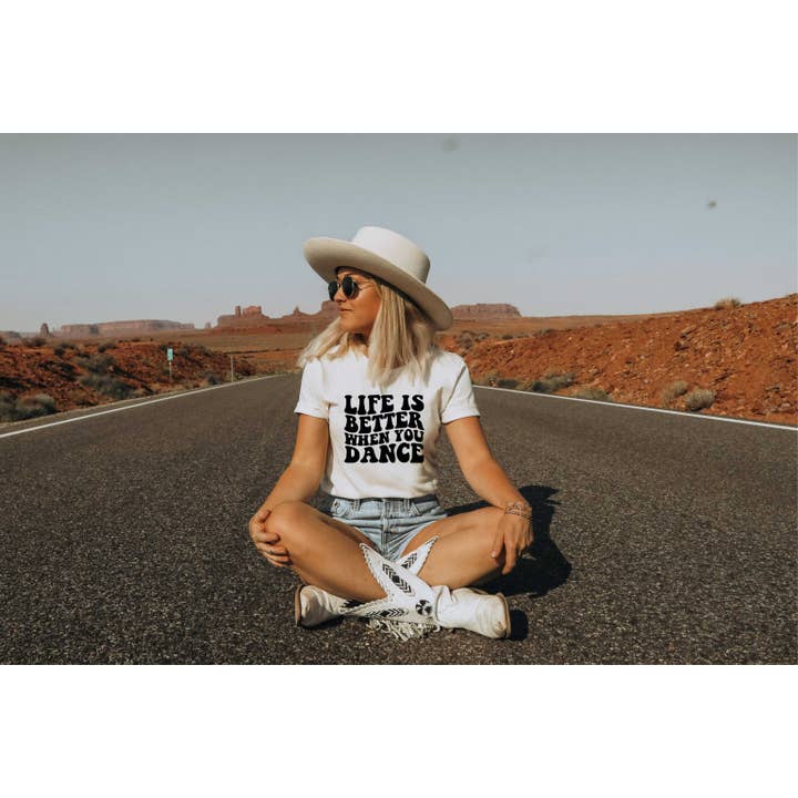 T-shirt graphique Life is Better When You Dance pour la vente par Glittering South