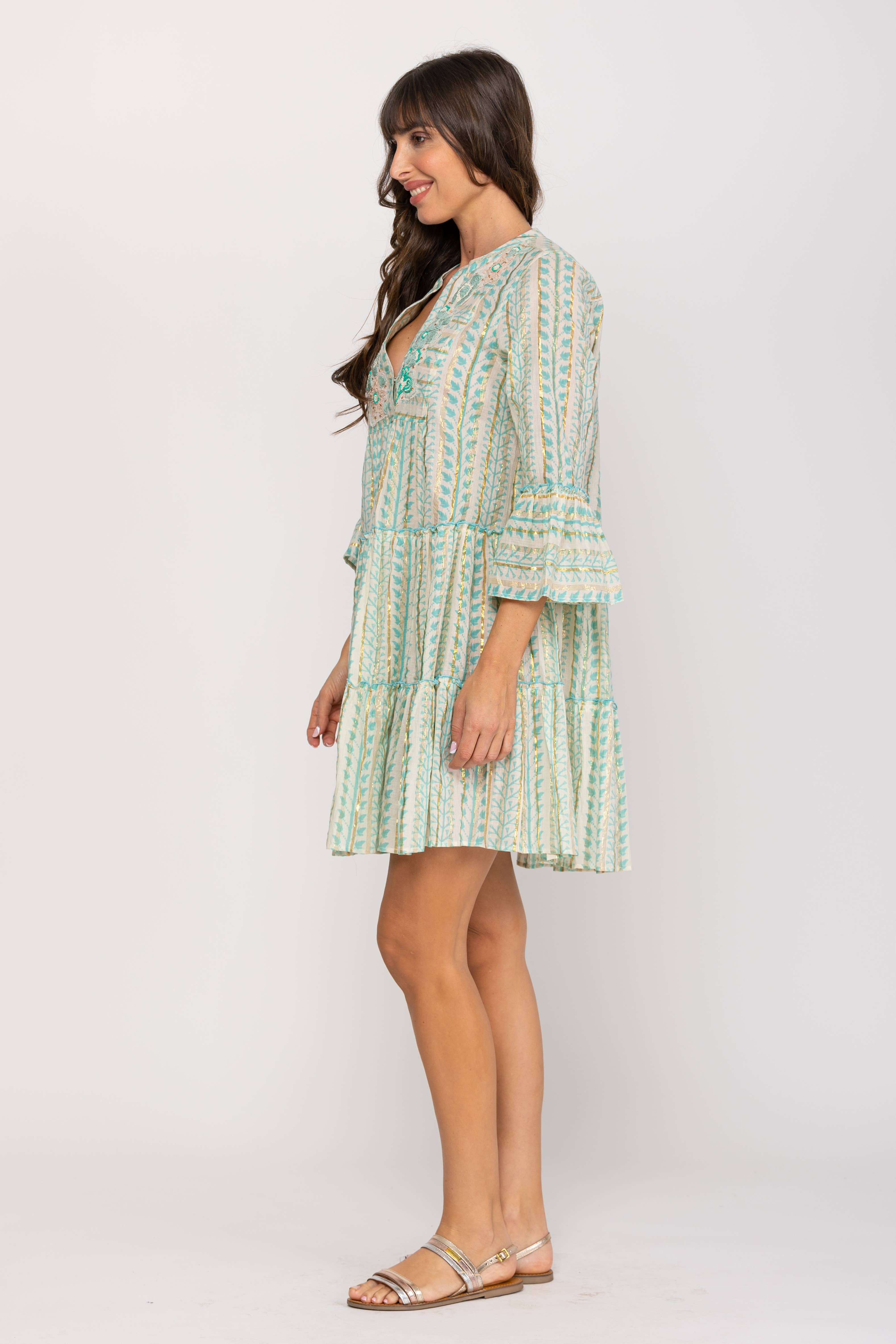 GRØN Kjole PR9039V med tryk og broderi, V-udskæring og flæser på 3/4-ærmer for engroshandel på Faire1