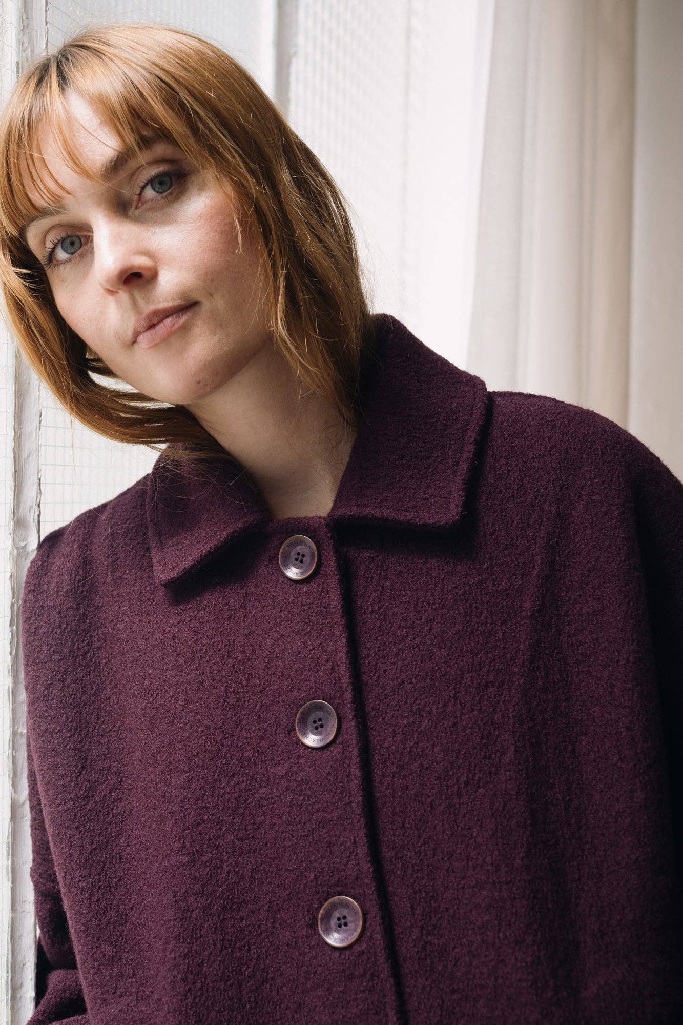 violett Kort kappa i merinoull i lila för wholesale på Faire5