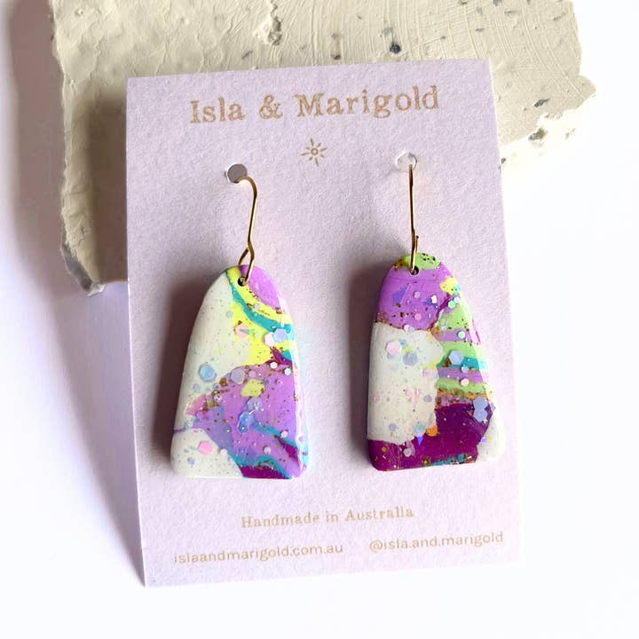 Boucles d'oreilles à arc scintillant multicolores en argile polymère pour la vente par Isla & Marigold