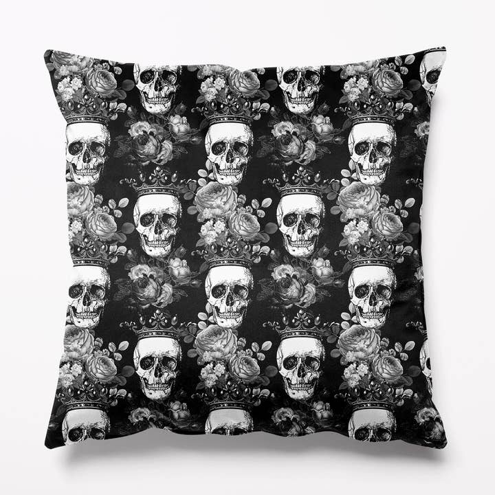 Kissen aus Samt mit schwarzen und weißen Totenköpfen für den Großhandel von Kitsch Republic