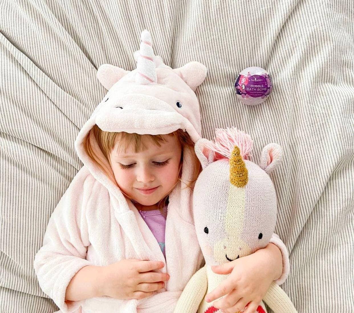 Two Sisters Spa - Vente Bombe de bain/poudre effervescente pour le bain - Coffret cadeau de bombes de bain Unicorn pour enfants avec jouets à l'intérieur — 1 paquet2