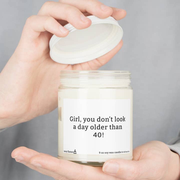 Don't Look Older Than 40 Duftkerzen aus Sojawachs, 9 Unzen für den Großhandel von Sassy Flames