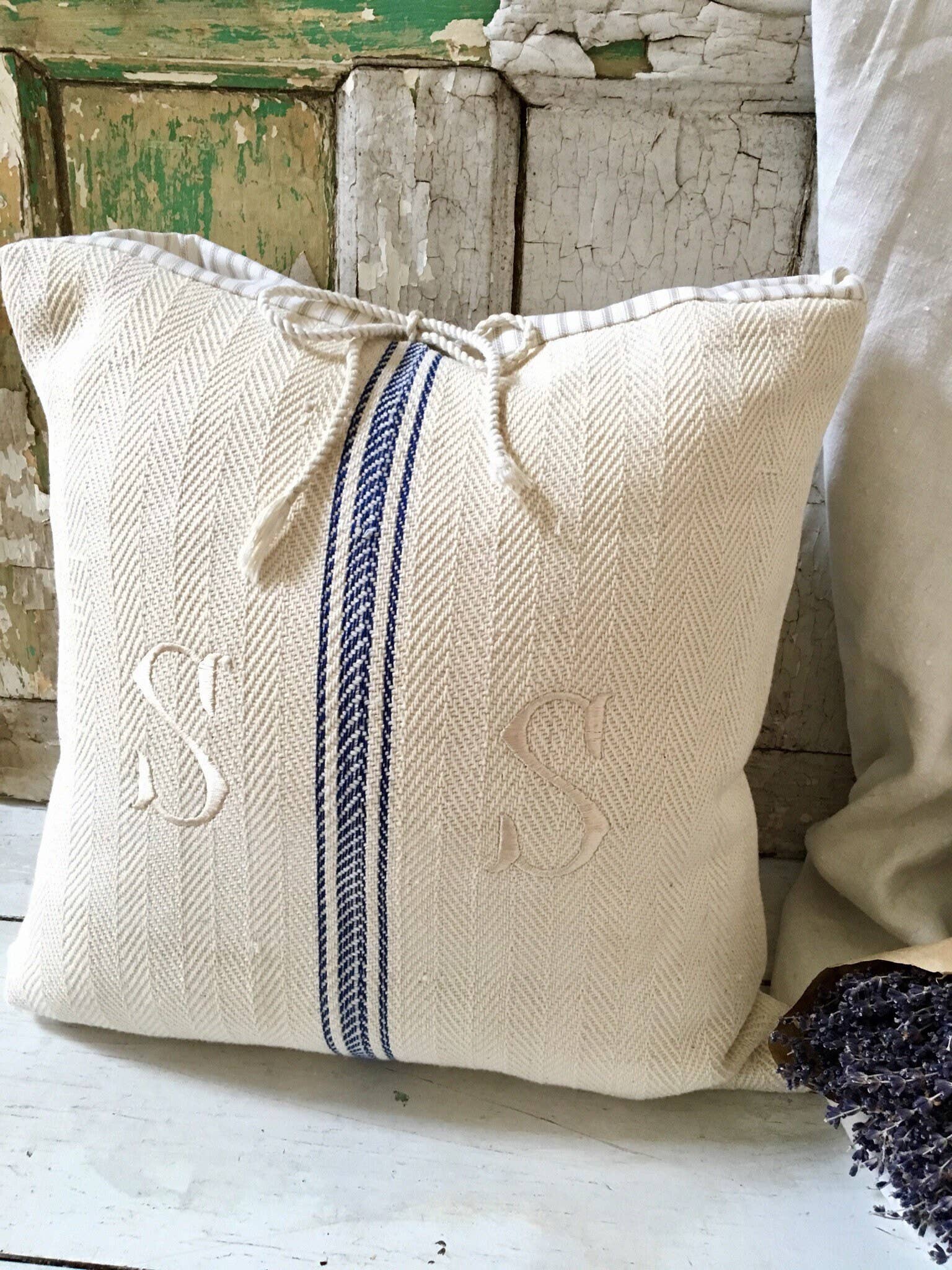 DunnByDesigns - Vente Housse de coussin - Housse de coussin Grain Sack Monogram Grain Sack Grain Sack1