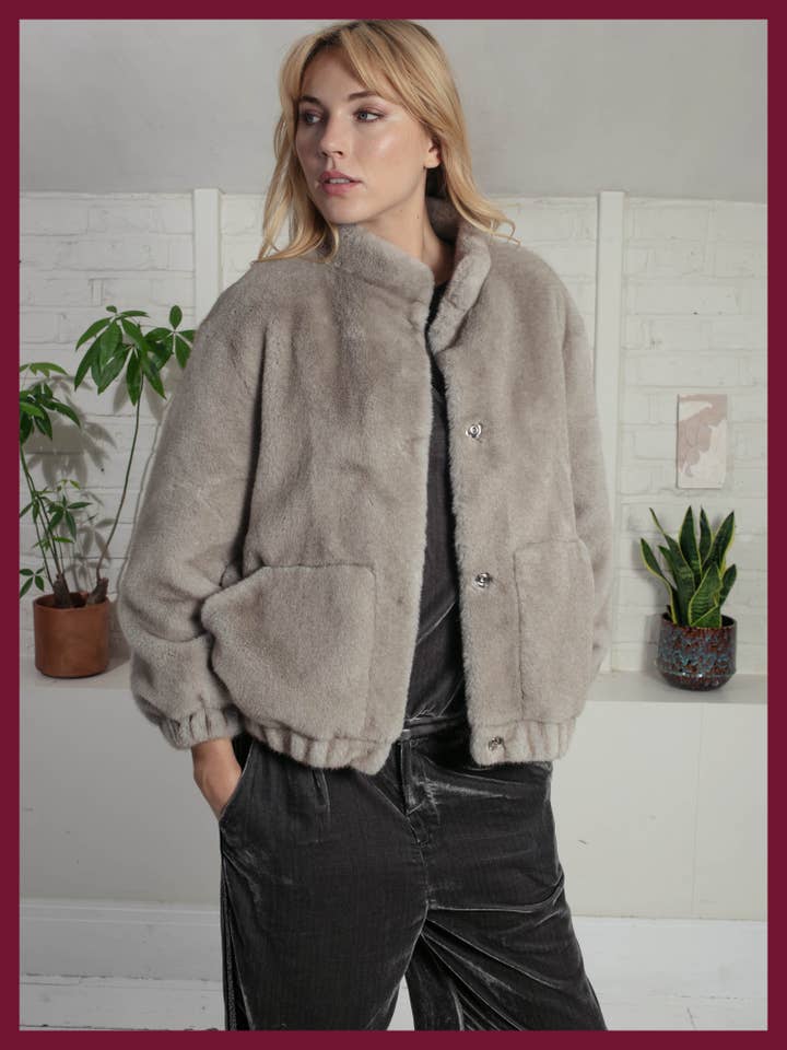 Aubrey Faux Fur Jakke i Grå for engroshandel hos NOOKI DESIGN LTD