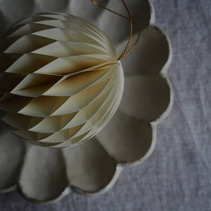 So At Nature – wholesale Christmas decoration – Beige Ball Shaped Paper Christmas Decor1