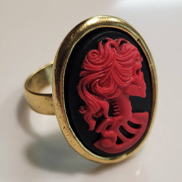 Grande bague camée Red Skeleton Girl pour la vente par Fizz