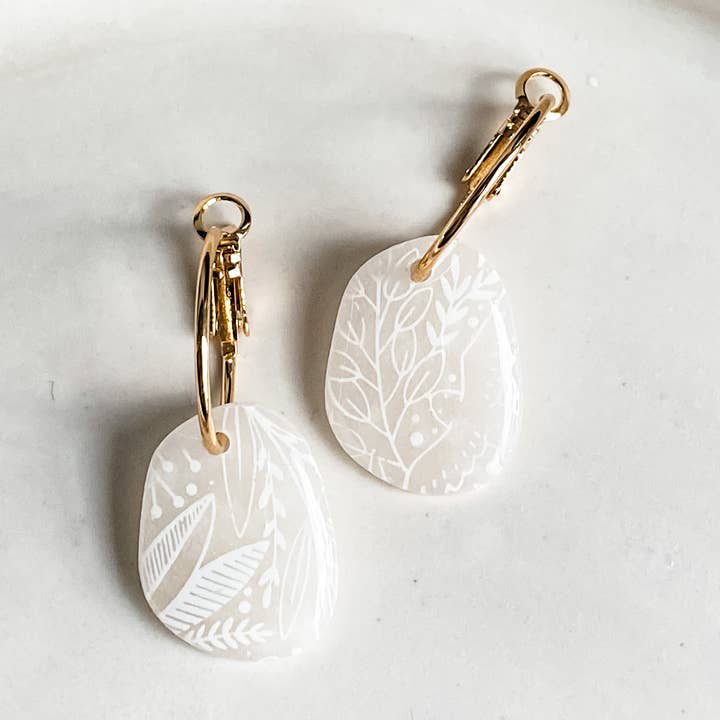 Transluscent Woodlands Hoops för wholesale av Still Waters Collection