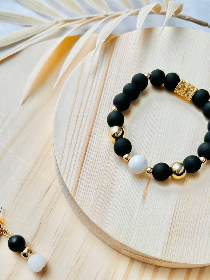 Set bracciale e orecchini con perline nere, bianche e dorate | Cuore per la vendita all'ingrosso da parte di Lavender Avenue