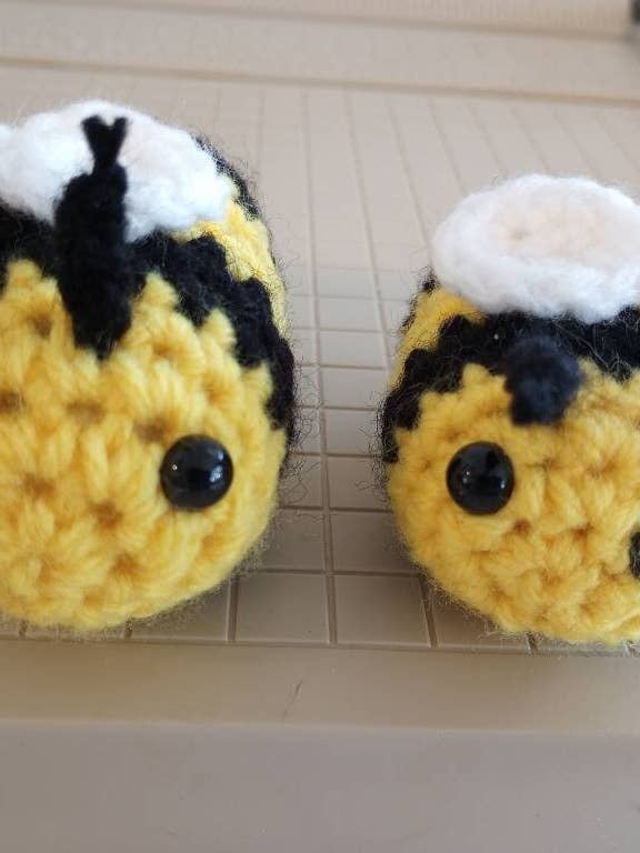 Peluche abeille au crochet pour la vente par Cold Stream Crafts