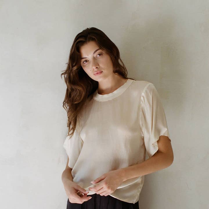 AR1045 | Geweven top met ronde hals en korte mouwen van 100% zijde voor wholesale door a.ren