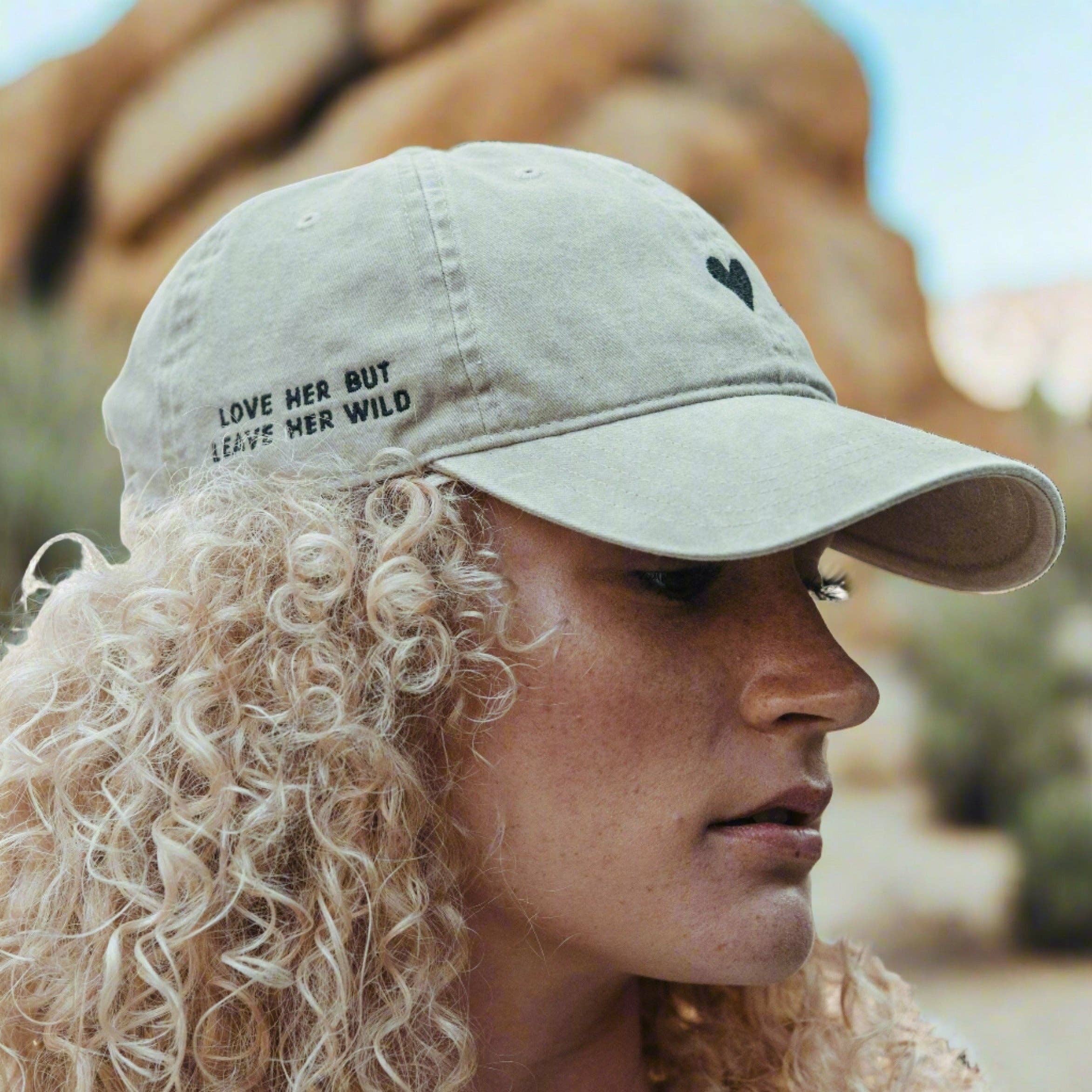 Atticus Poetry – Boné de beisebol - Mulher por atacado – Boné feminino bege claro com coração bordado1