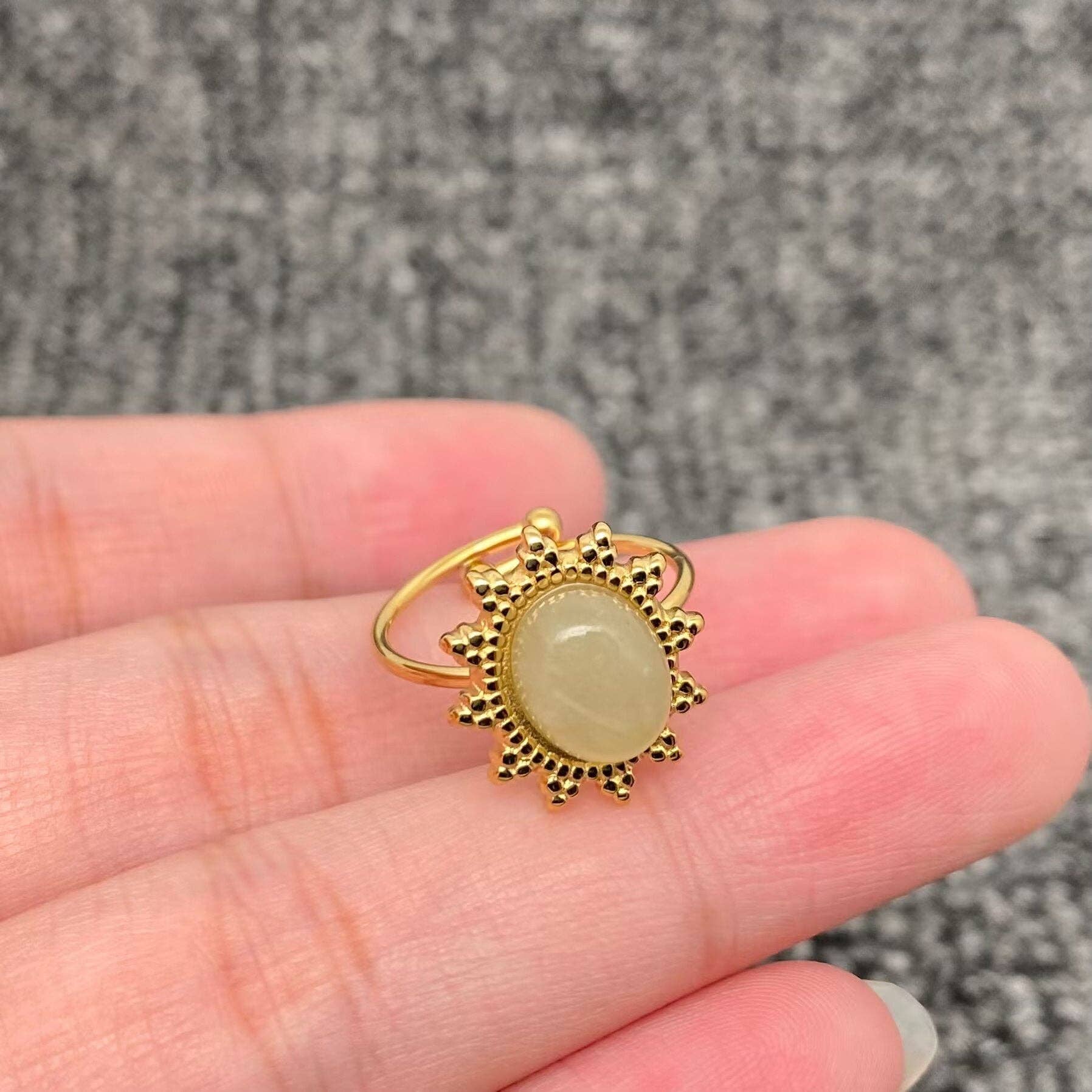 Mio Queena - Venta al por mayor Anillos solitarios - Anillo ajustable de acero inoxidable con piedra incrustada y baño de oro 18K - FGS/CS0