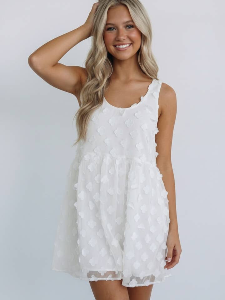 Vestito babydoll con applicazione floreale e scollo rotondo per la vendita all'ingrosso da parte di Kori America