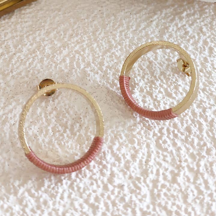 Mage örhängen ring med stickad effekt för wholesale av Kathleen Bellonde