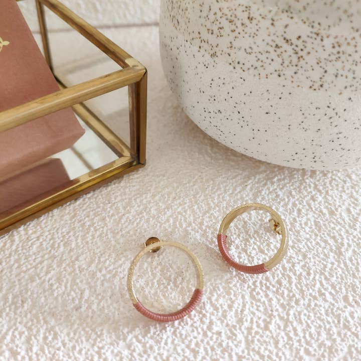 Mage örhängen ring med stickad effekt för wholesale av Kathleen Bellonde