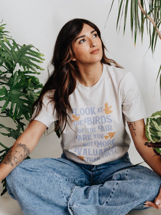Regarde les oiseaux Tee pour la vente par Crowned Free