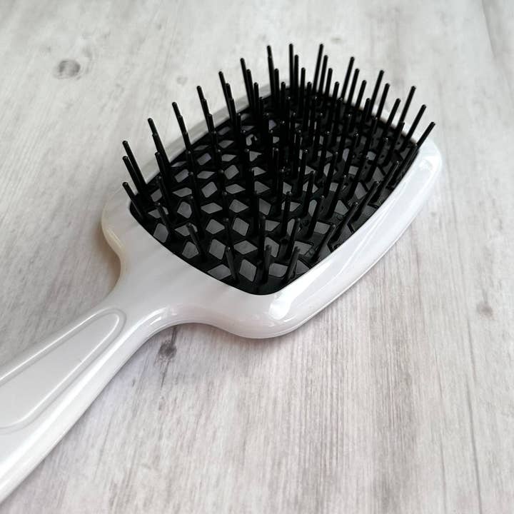iconic mi - Wholesale Hair Brush/Comb - _Viral Detangling Hair Brush Scalp Massager White Black1