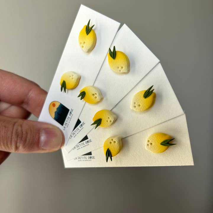 Citron Clay Studs, Frugtøreringe, Montana Made for engroshandel hos La Petite Rose LLC