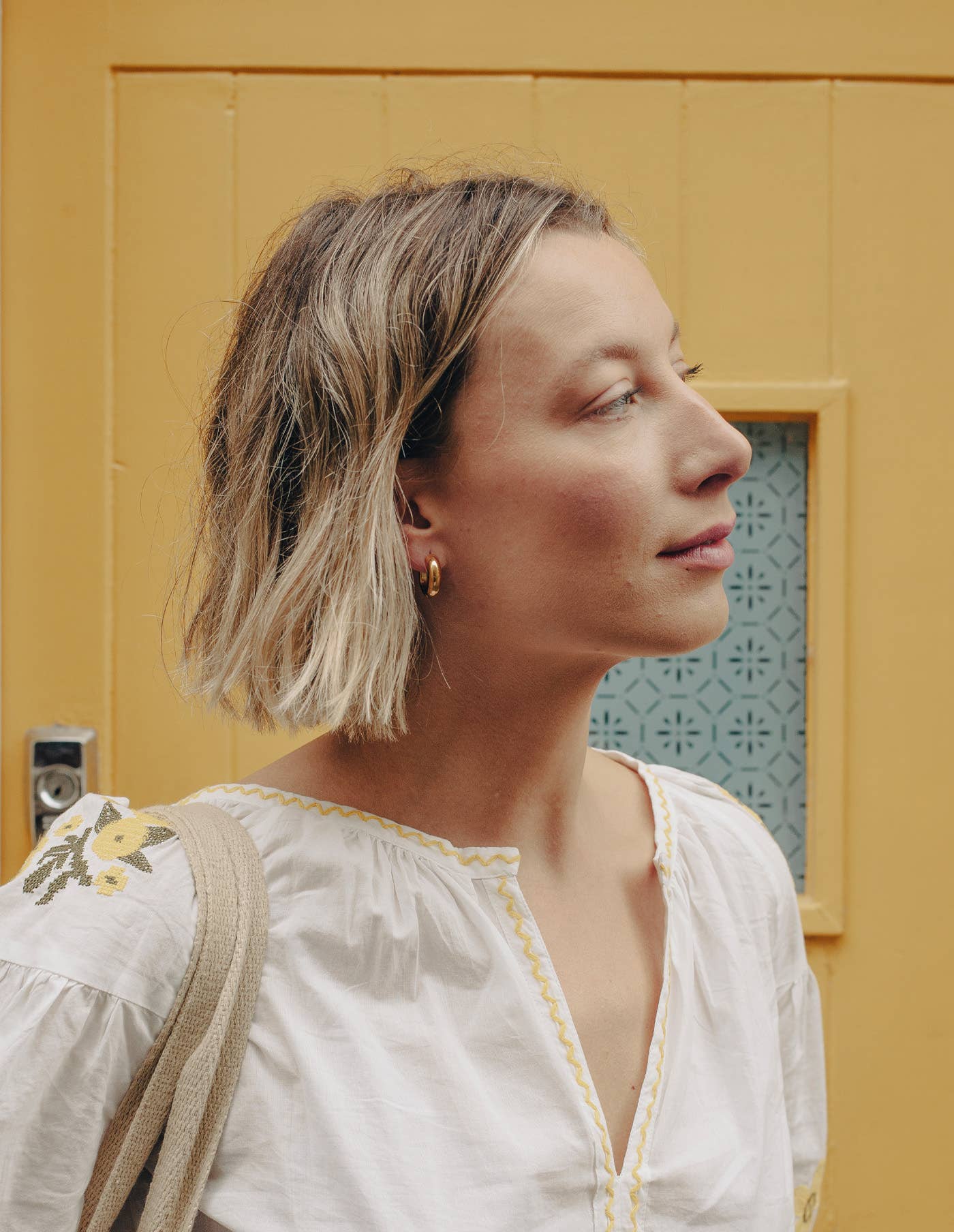 Nordic Muse – Engroshandel Hoops – Guld Medium Leverback Bold Hoop Øreringe, Vandtæt3