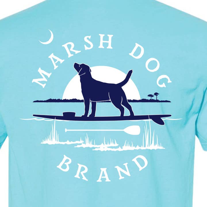 Marsh Dog på Paddle Board - Plagg-färgade Lagoon Blue för wholesale av Charleston Apparel