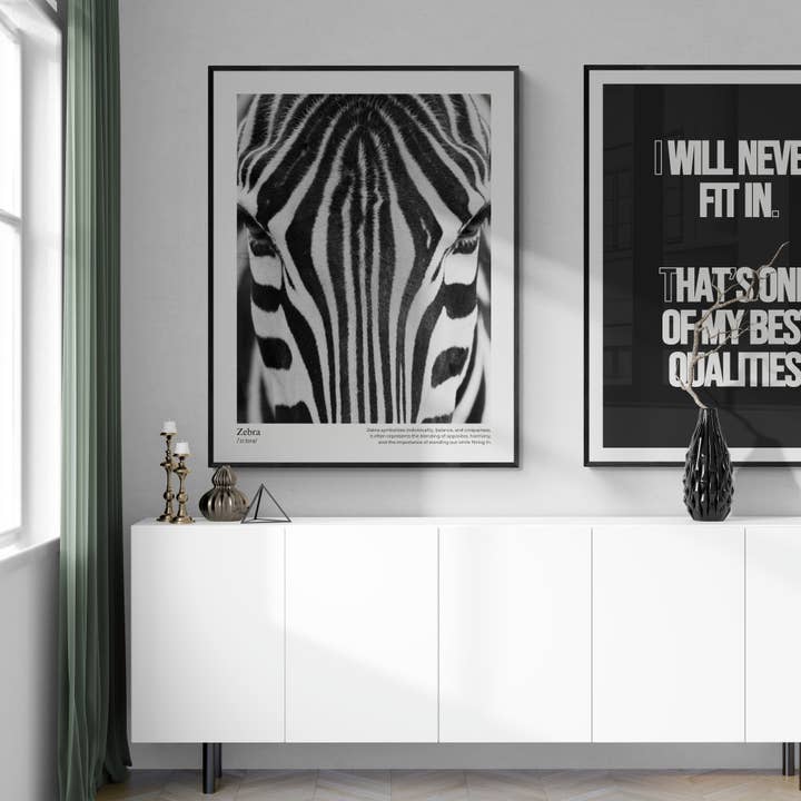 Affiche zèbre en noir et blanc pour la vente par T:mi Söderholm Jonna
