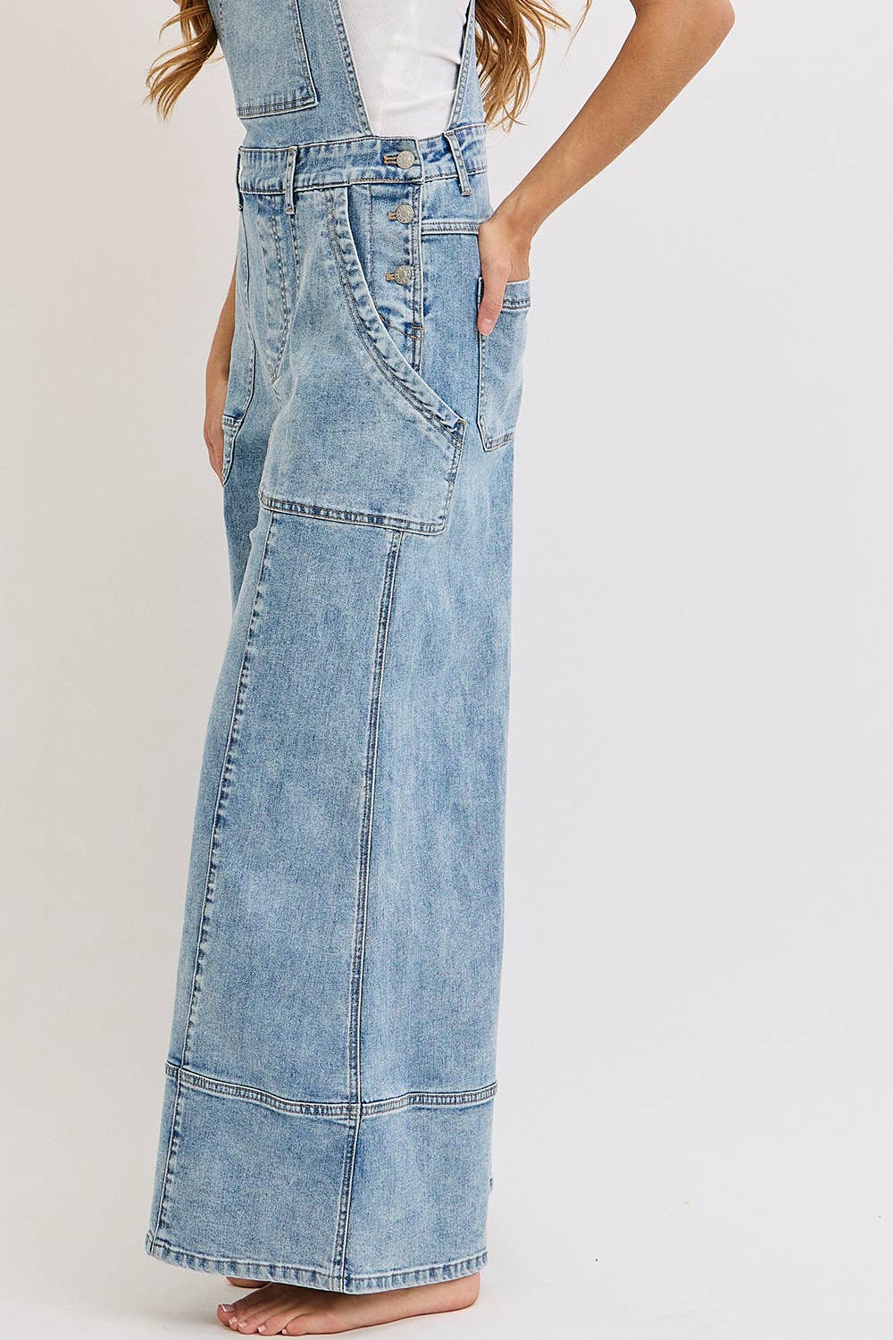 DENIMBLAUW DENIM OVERALL MET WIJDE PIJPEN voor groothandel op Faire20