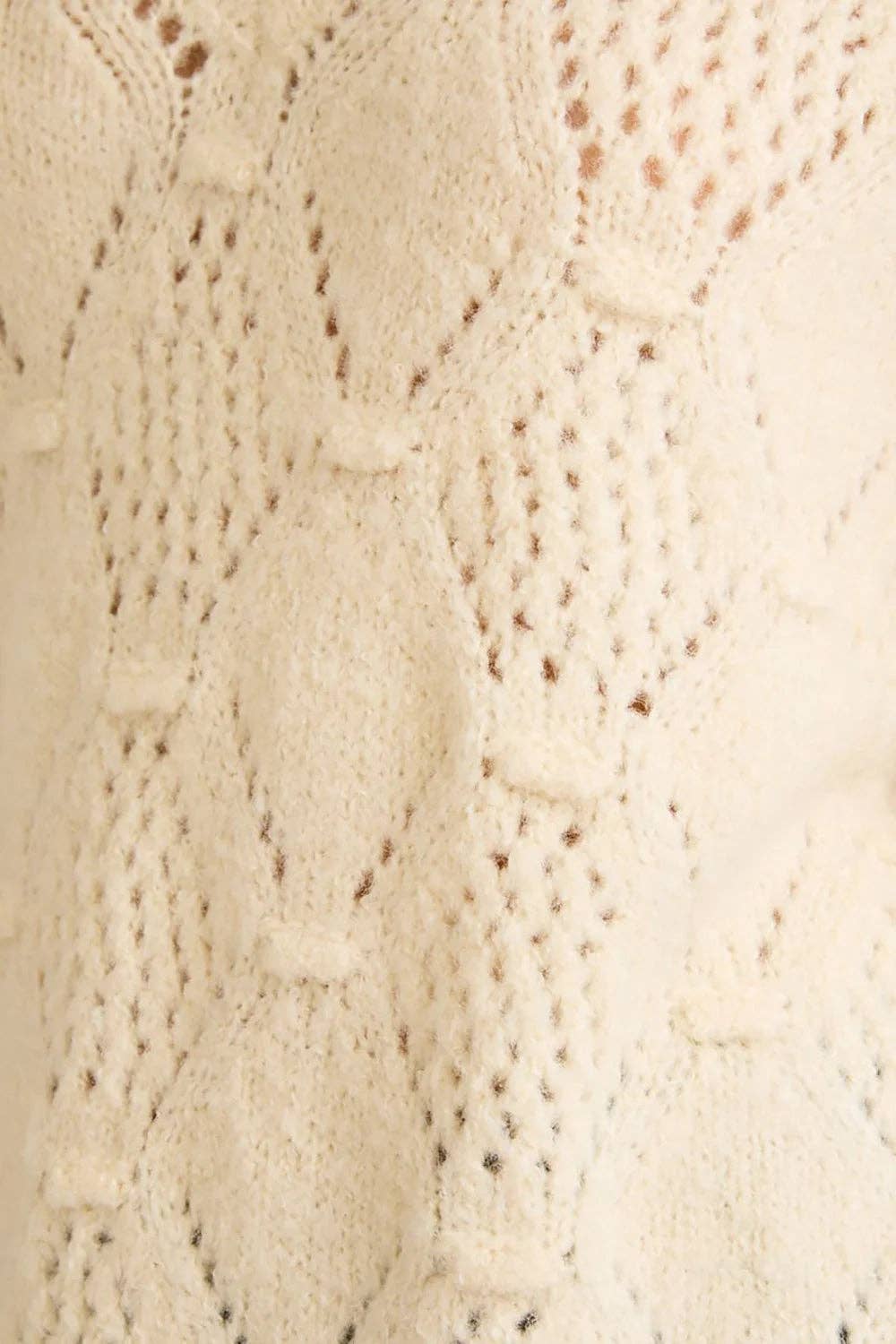 Crema Jersey acogedor de punto trenzado crema con cuello en V, puños acanalados con calados y aberturas laterales. de venta al por mayor en Faire6