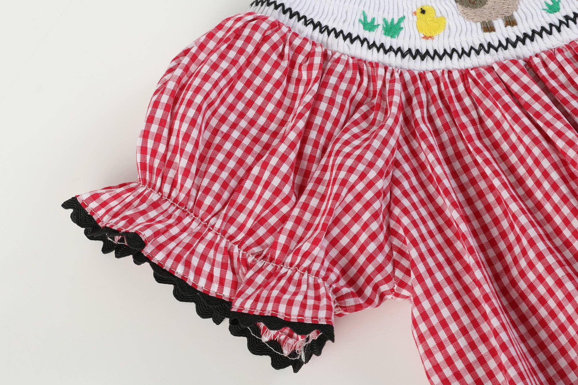 Lil Cactus – Vestido - Crianças por atacado – Vestido vermelho Gingham Barn Animals Bocked Bishop3