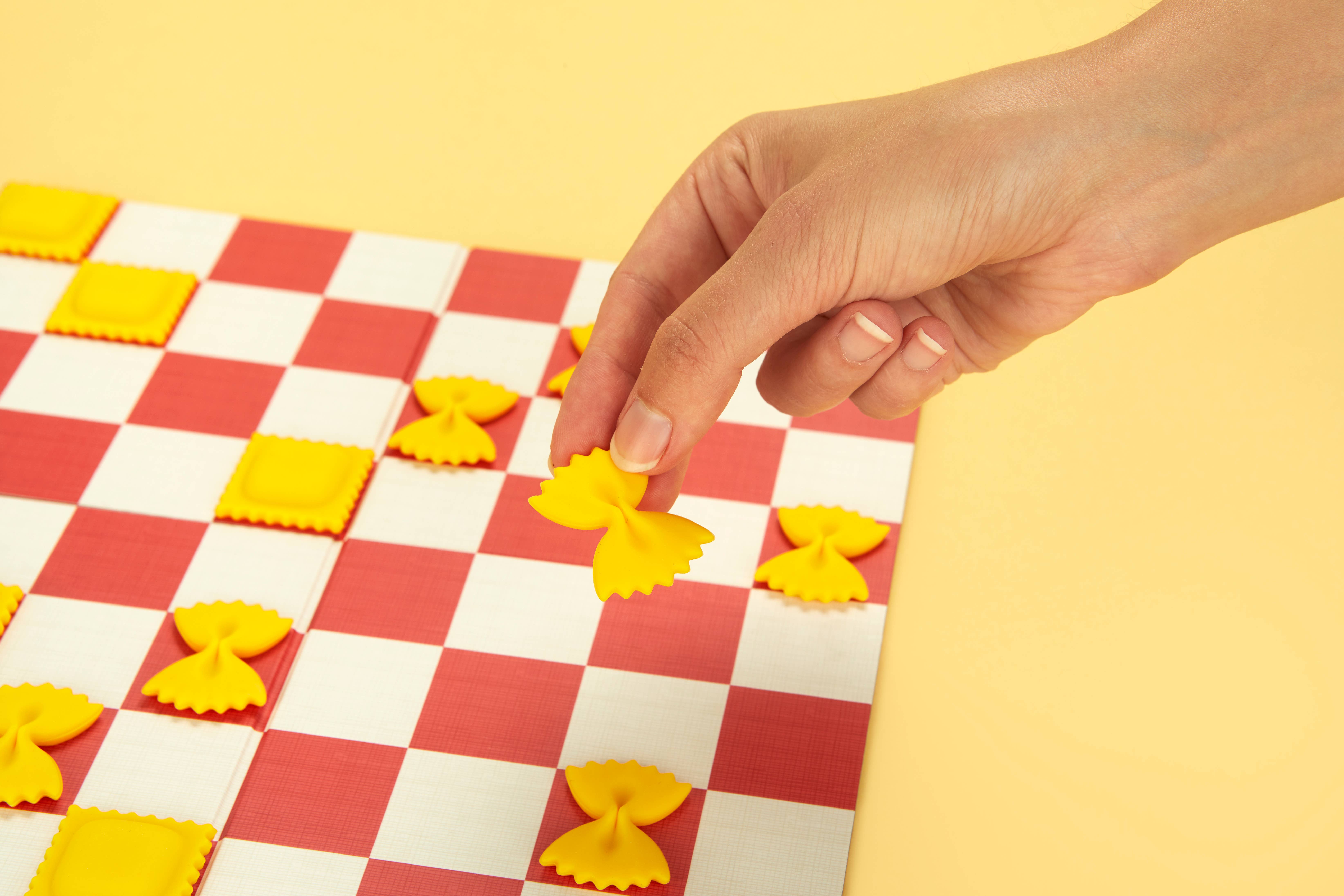 Balvi – Großhandel Brettspiele – Brettspiel Checkeroli mit Spielsteinen aus Kunststoff und Pappe14