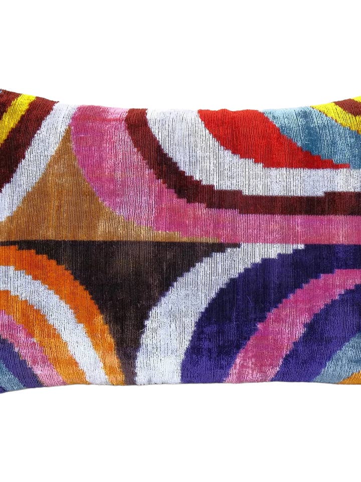 Kuddfodral i sidenvelvet med ikatmönster 40 x 60 cm för wholesale av AYCA DESIGN