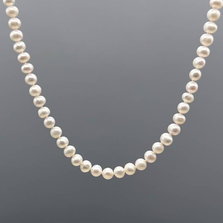 Collana a filo di perle bianche rotonde in oro per la vendita all'ingrosso da parte di Something Silver