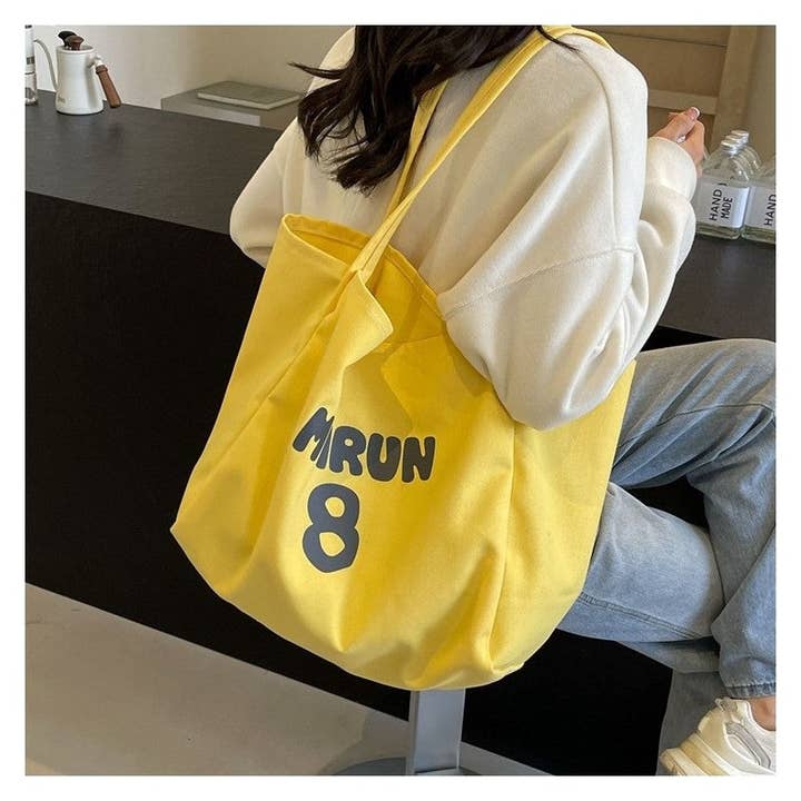 Sac polyvalent en toile à bandoulière unique avec impression de lettres pour la vente par Plush Looks