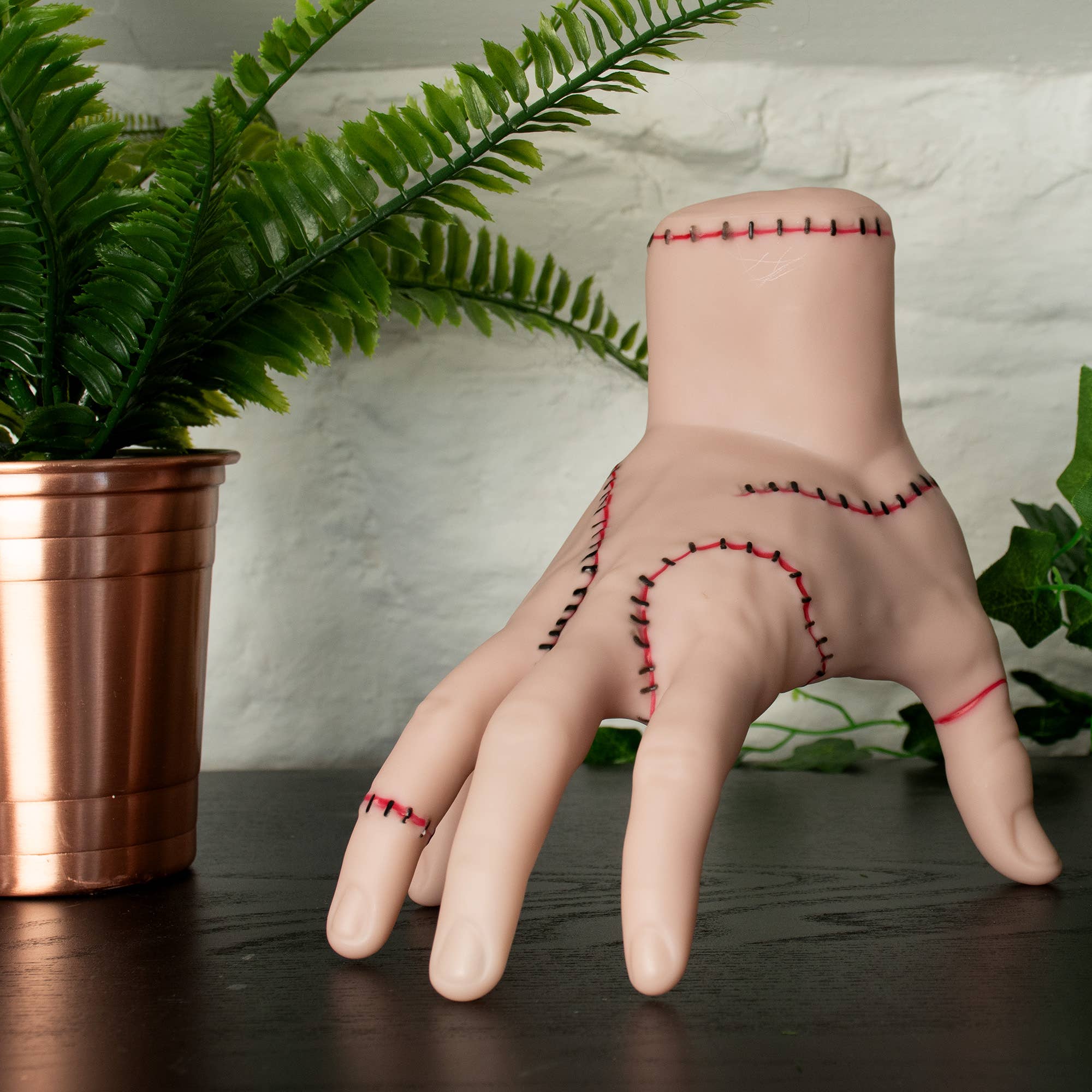 Mad Monkey GmbH - Wholesale Decorative Figurine - Wednesday - “Ice-cold hand” table lamp1