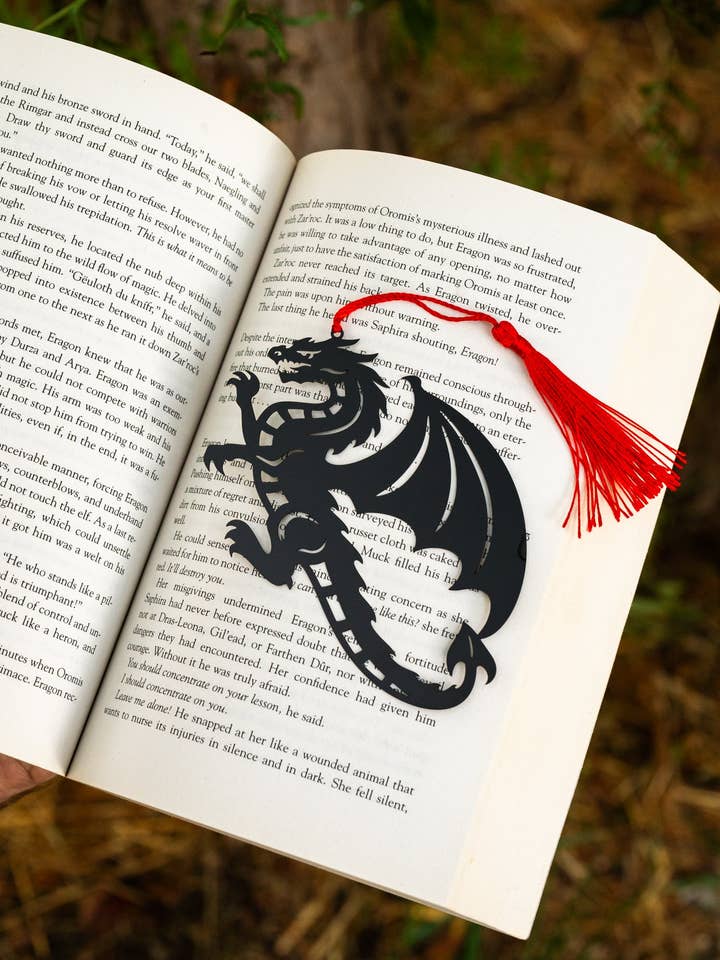 Marque-page en métal Dragon Obsidienne pour la vente par The Bookish Atelier