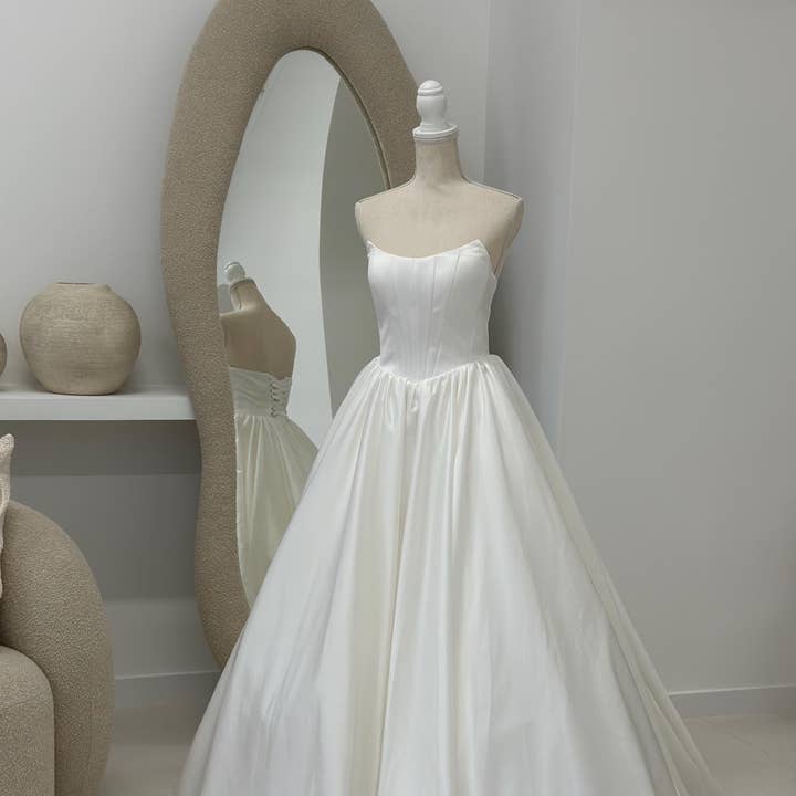 Strapless Satin Ball Gown & Drop Waist Wedding Dresses and other Purchase Wholesale confección ropa. Free Returns & Net 60 Terms on Faire trending on Faire.